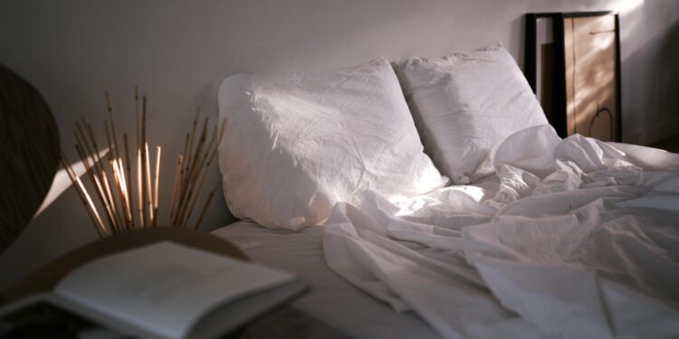 En las casas más frescas de Grecia, los dormitorios no se calientan durante el verano gracias a este truco al preparar la cama