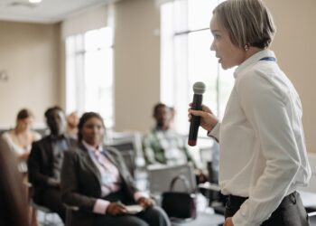 ¿Qué dice la ciencia sobre las personas que ensayan conversaciones mentalmente antes de tenerlas?