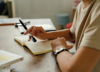 Si anotas tus tareas en una agenda de papel en lugar de hacerlo de forma digital, la psicología dice que podrías tener una ventaja