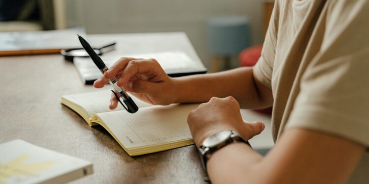 Si anotas tus tareas en una agenda de papel en lugar de hacerlo de forma digital, la psicología dice que podrías tener una ventaja