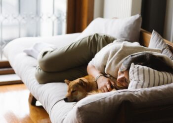 ¿Qué dice la psicología sobre las personas que suelen quedarse dormidas fácilmente en el sofá?