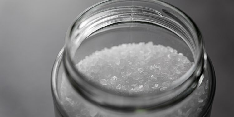 Colocar un recipiente con sal gruesa en las habitaciones de la casa: para qué sirve y por qué se recomienda
