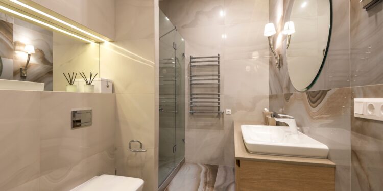 Camareras de hotel recomiendan una sola cosa para el baño que la mayoría de los hogares suele ignorar