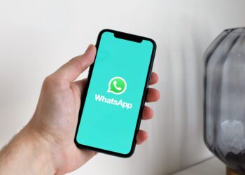 Lo que dice la psicología sobre las personas que prefieren escribir mensajes en lugar de enviar notas de voz por WhatsApp