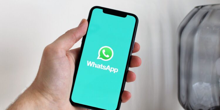 Lo que dice la psicología sobre las personas que prefieren escribir mensajes en lugar de enviar notas de voz por WhatsApp