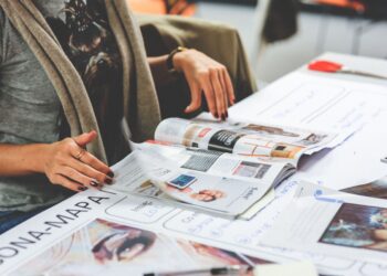 Si tienes revistas viejas en casa, tienes un tesoro: descubre cómo reutilizarlas para decorar cuadros y paredes
