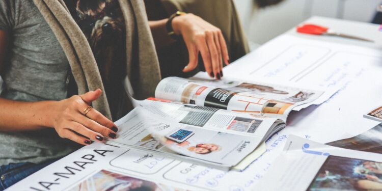 Si tienes revistas viejas en casa, tienes un tesoro: descubre cómo reutilizarlas para decorar cuadros y paredes