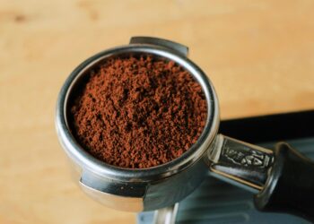 Colocar café molido en un recipiente debajo del sofá: por qué se recomienda y para qué sirve