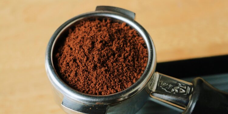 Colocar café molido en un recipiente debajo del sofá: por qué se recomienda y para qué sirve
