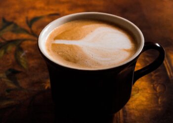 Mezclar café con mantequilla: para qué sirve y por qué cada vez más personas lo consumen en el desayuno