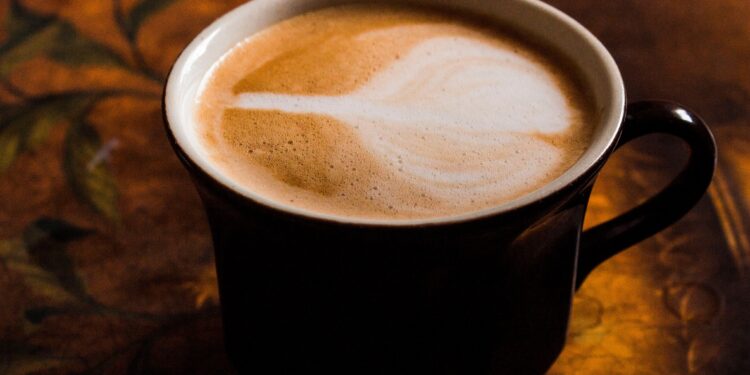 Mezclar café con mantequilla: para qué sirve y por qué cada vez más personas lo consumen en el desayuno