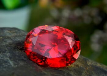 Mineros encuentran un rubí de más de 2 kilos y el sector minero tarda en creer lo que tiene ante sus ojos