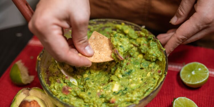 Los cocineros mexicanos coinciden: “Para preparar el guacamole perfecto, el aguacate debe triturarse a mano”