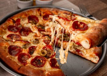 Comer pizza no parece la opción más saludable, pero especialistas aseguran que puede aumentar motivación y rendimiento