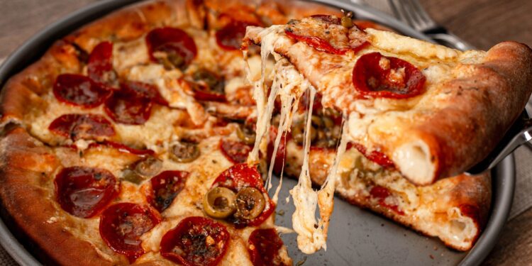 Comer pizza no parece la opción más saludable, pero especialistas aseguran que puede aumentar motivación y rendimiento
