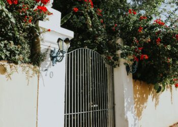 Adiós a los portones tradicionales de hierro: la tendencia que triunfa en 2026 es más elegante y discreta