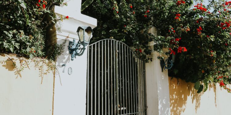 Adiós a los portones tradicionales de hierro: la tendencia que triunfa en 2026 es más elegante y discreta