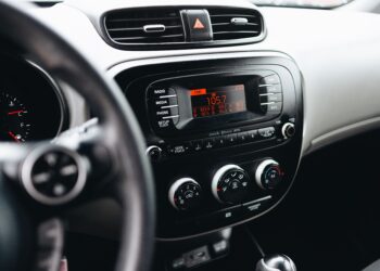 ¿Qué significa bajar el volumen de la música del coche al momento de estacionar?