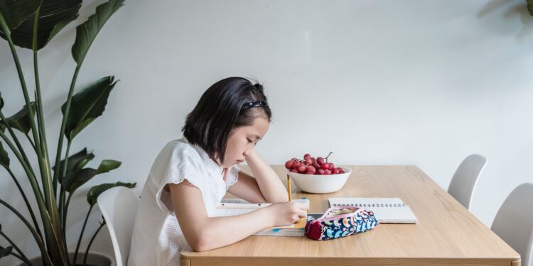 Nuevo estudio revela que los niños que aprenden un segundo idioma desarrollan una importante ventaja cerebral