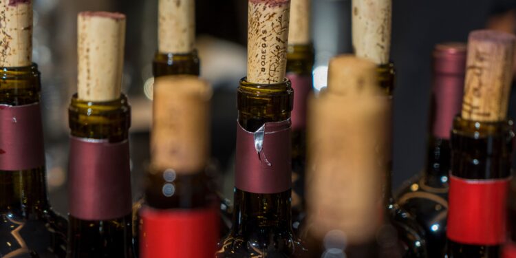 Si tienes botellas de vino en casa, tienes una oportunidad de oro: descubre cómo decorar tu hogar de forma sencilla y elegante