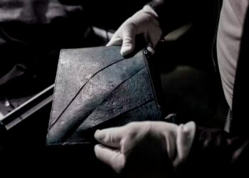 Un bolso fabricado con cuero de T. rex se vende por más de 540.000 dólares