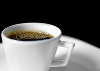 El café con azúcar puede no ser la mejor opción, pero ¿qué beneficios tiene añadir una pizca de sal a la bebida?