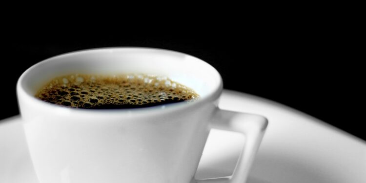 El café con azúcar puede no ser la mejor opción, pero ¿qué beneficios tiene añadir una pizca de sal a la bebida?