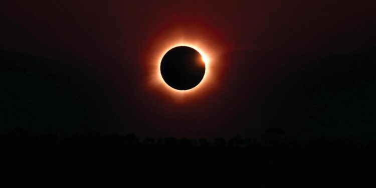 Cuándo y cómo ver el eclipse solar más largo del siglo