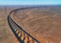La audaz idea de China: un puente ferroviario de 2.000 kilómetros que desafía la gravedad, las tormentas de arena y hasta el sentido común