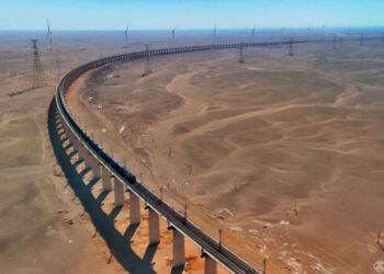 La audaz idea de China: un puente ferroviario de 2.000 kilómetros que desafía la gravedad, las tormentas de arena y hasta el sentido común
