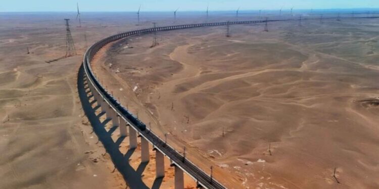 La audaz idea de China: un puente ferroviario de 2.000 kilómetros que desafía la gravedad, las tormentas de arena y hasta el sentido común