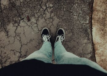 Qué significa caminar mirando siempre hacia el suelo, según especialistas en comunicación e imagen