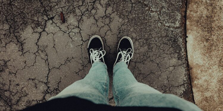 Qué significa caminar mirando siempre hacia el suelo, según especialistas en comunicación e imagen