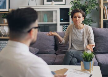Tu cerebro puede bloquear palabras negativas incluso antes de que llegues a escucharlas