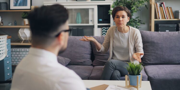 Tu cerebro puede bloquear palabras negativas incluso antes de que llegues a escucharlas