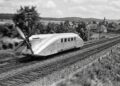 Científicos crean un tren impulsado por hélices que alcanzó los 230 km/h y parecía un avión sobre raíles