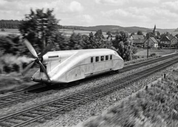 Científicos crean un tren impulsado por hélices que alcanzó los 230 km/h y parecía un avión sobre raíles
