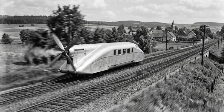 Científicos crean un tren impulsado por hélices que alcanzó los 230 km/h y parecía un avión sobre raíles