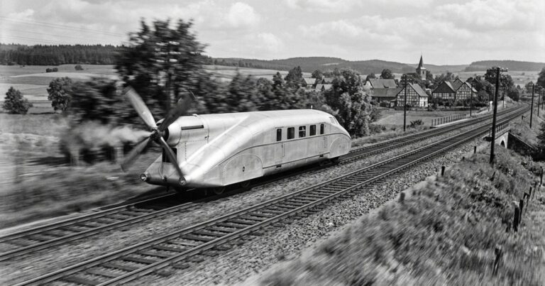Científicos crean un tren impulsado por hélices que alcanzó los 230 km/h y parecía un avión sobre raíles