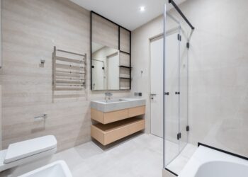 Adiós a la mampara de ducha tradicional: la nueva alternativa para 2026 es más cómoda y mucho más elegante