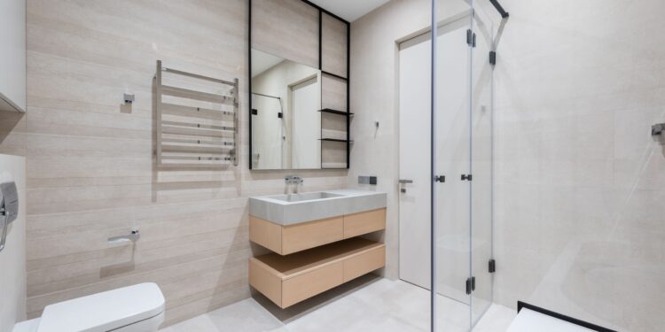 Adiós a la mampara de ducha tradicional: la nueva alternativa para 2026 es más cómoda y mucho más elegante