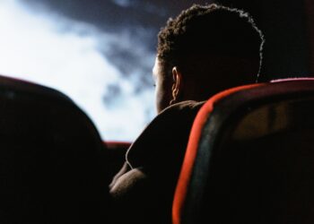 Un nuevo estudio revela que visitar con frecuencia cines, teatros y museos retrasa el envejecimiento biológico