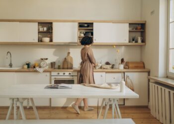 Adiós a los armarios de cocina a medida: la nueva tendencia para 2026 resiste el agua y dura toda la vida