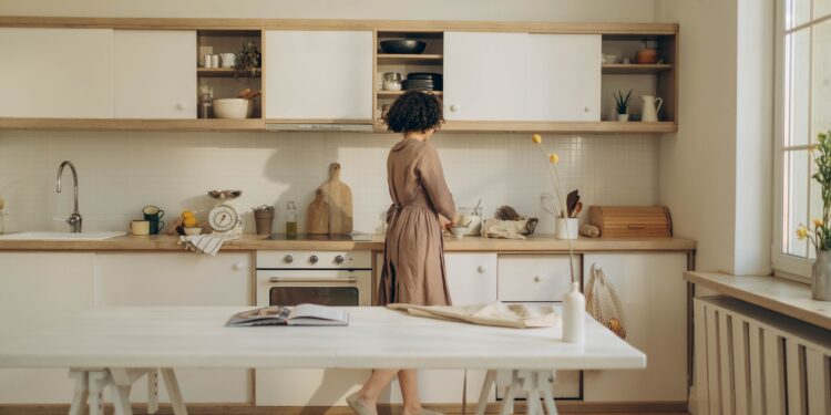 Adiós a los armarios de cocina a medida: la nueva tendencia para 2026 resiste el agua y dura toda la vida