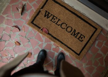 Colocar una moneda debajo del felpudo de la entrada de casa: para qué sirve y por qué cada vez más personas lo recomiendan