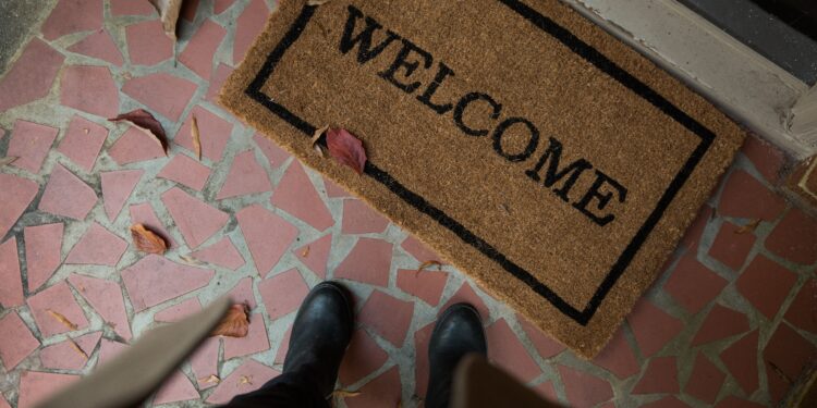Colocar una moneda debajo del felpudo de la entrada de casa: para qué sirve y por qué cada vez más personas lo recomiendan