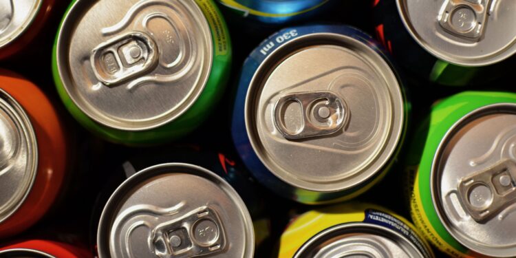 Coloca solo 2 latas en el ventilador y, en 10 minutos, la sensación de calor disminuye considerablemente sin necesidad de aire acondicionado