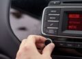 Lo que dice la psicología sobre las personas que bajan el volumen de la música al aparcar el coche