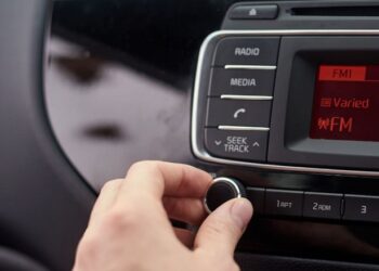Lo que dice la psicología sobre las personas que bajan el volumen de la música al aparcar el coche