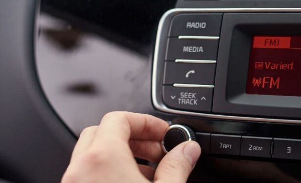 Lo que dice la psicología sobre las personas que bajan el volumen de la música al aparcar el coche
